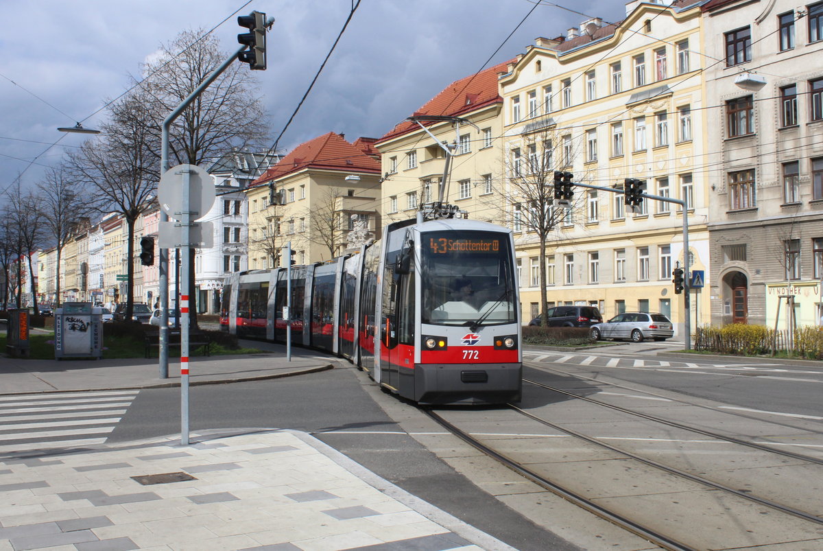 Wien Wiener Linien SL 43 (B1 772) Hernals, Hernalser Hauptstraße / Julius-Meinl-Gasse am 24. März 2016. - Julius Meinl (1869 - 1944) baute das Geschäft seines Vaters zu einem Großkonzern aus.