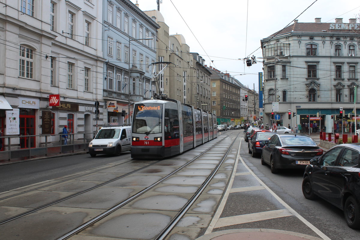 Wien Wiener Linien SL 43 (B1 761) Hernals, Elterleinplatz am 22. März 2016. - Der Elterleinplatz wurde 1882 nach dem Gastwirt und Bürgermeister von Hernals, Johann Georg Elterlein (1805 - 1882), benannt.