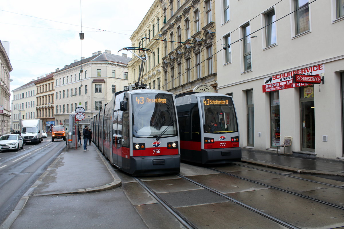 Wien Wiener Linien SL 43 (B1 756 / B1 777) Hernals, Jörgerstraße (Hst. Palffygasse) am 22. März 2016. - Jörgerstraße: Benennung nach Johann Quintin Graf Jörger (1624 bis 1705), der 1688 die Straßenbeleuchtung in Wien einführte. Palffygasse: Nach Ferdinand Graf Palffy von Erdöd  (1774 - 1840), der Schloss- und Grundbesitzer in Hernals und auch Theaterdirektor am Theater an der Wien war.
