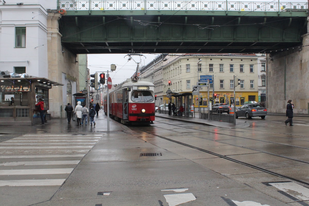 Wien Wiener Linien SL 43 (E1 4862) Hernalser Gürtel (Hst. Alser Straße) am 17. Februar 2016.