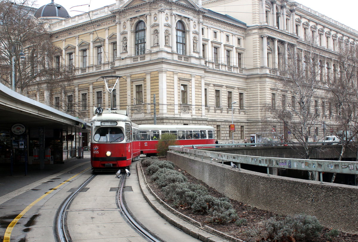 Wien Wiener Linien SL 43 (E1 4855 + c4 1351) Innere Stadt, Schottentor am 24. März 2016.