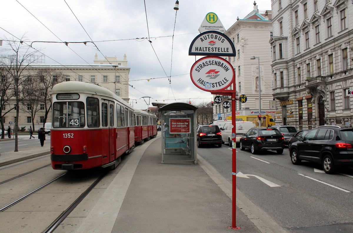 Wien Wiener Linien SL 43 (c4 1352) Universitätsstraße (Hst. Landesgerichtsstraße) am 16. Februar 2016.