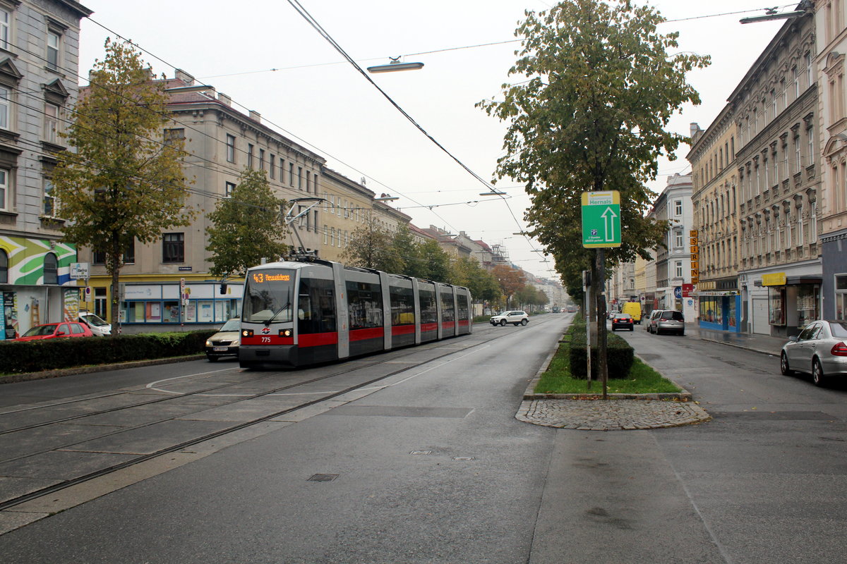 Wien Wiener Linien SL 43 (B1 775) XVII, Hernals, Hernalser Hauptstraße / Seitenberggasse am 19. Oktober 2016. - Dr. Jakob Seitenberg (1814 - 1887) war Arzt und Gemeinderat von Ottakring. 1872 wurde die Seitenberggasse nach ihm benannt.