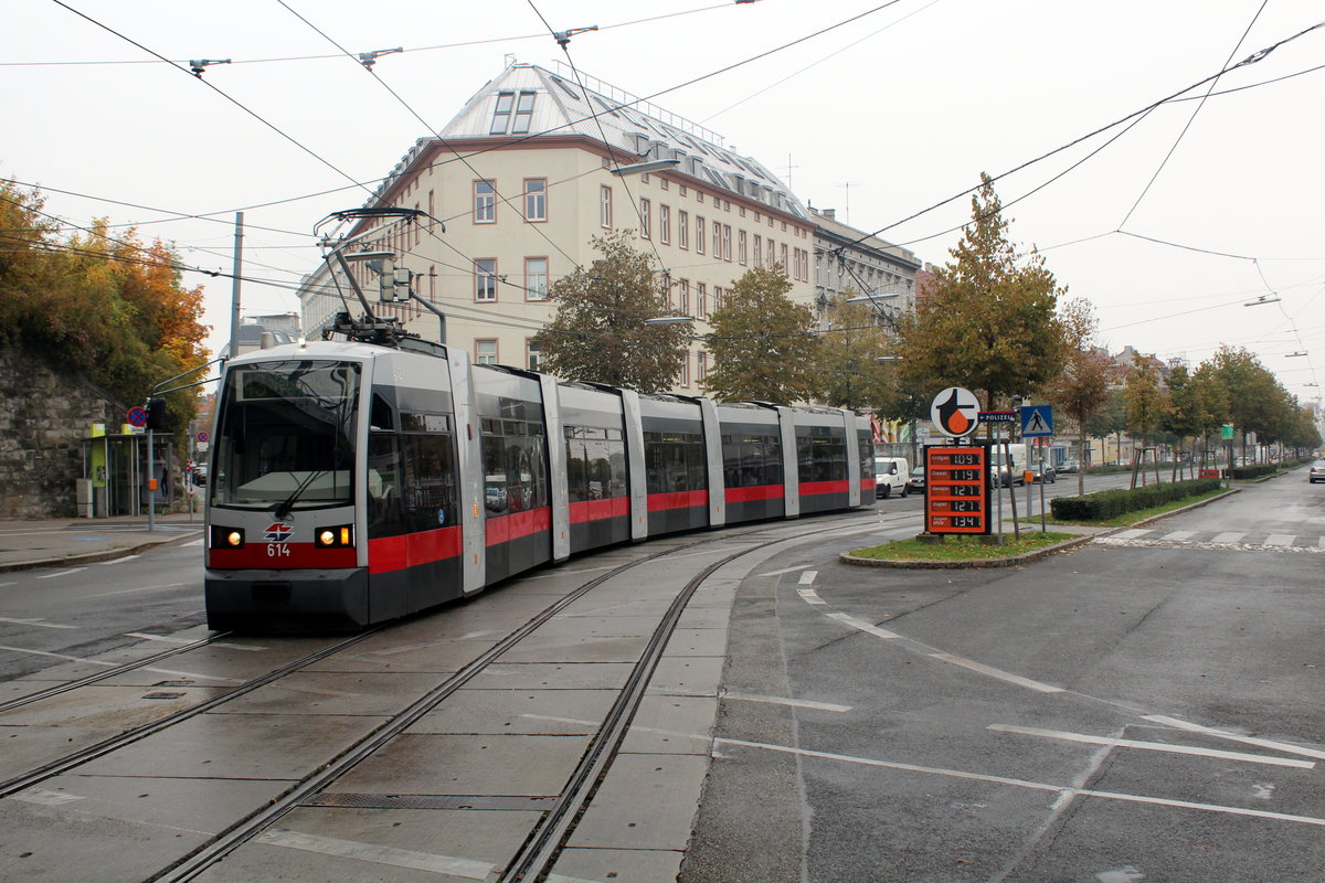 Wien Wiener Linien SL 43 (B 614) XVII, Hernals, Hernalser Hauptstraße / Dittendorfgasse am 19. Oktober 2016. - 1913 wurde die Dittersdorfgasse nach dem Kapellmeister und Komponisten Karl Karl Ditters von Dittersdorf (1739 bis 1799) benannt.