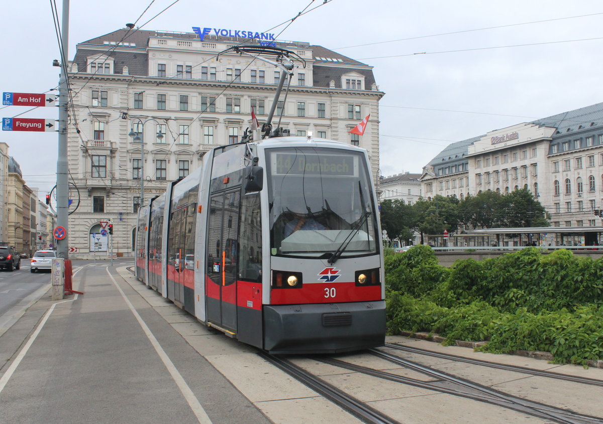 Wien Wiener Linien SL 44 (A 30) Schottentor am 2. Juli 2017.