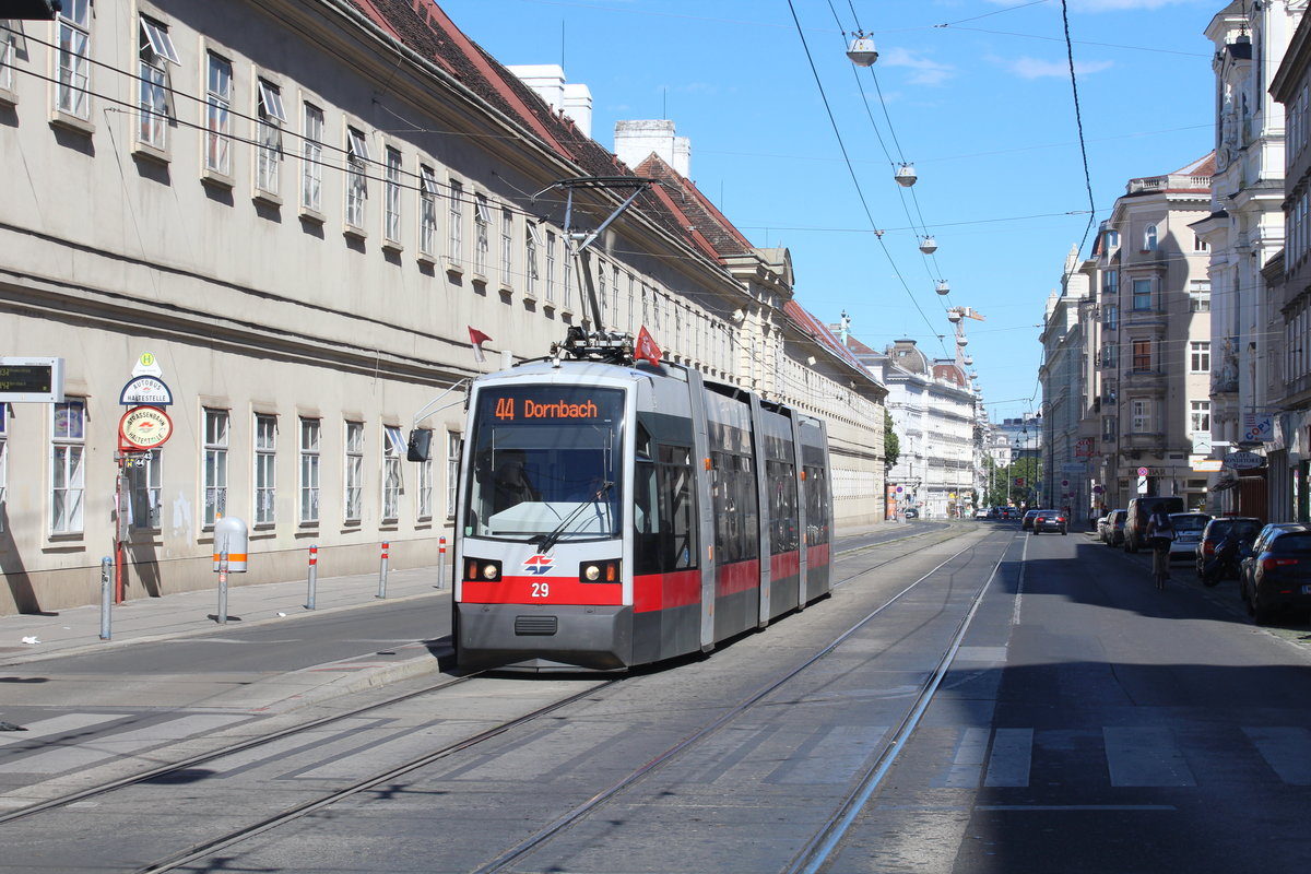 Wien Wiener Linien SL 44 (A 29) Alser Straße / Spitalgasse (Hst. Lange Gasse) am 1. Juli 2017.