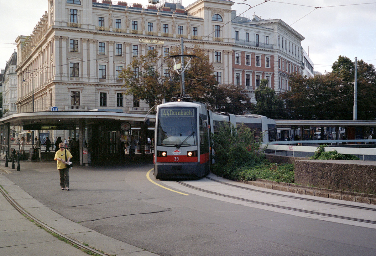 Wien Wiener Linien SL 44 (A 29) I, Innere Stadt, Schottentor am 4. August 2010. - Scan von einem Farbnegativ. Film: Fuji S-200. Kamera: Leica CL.