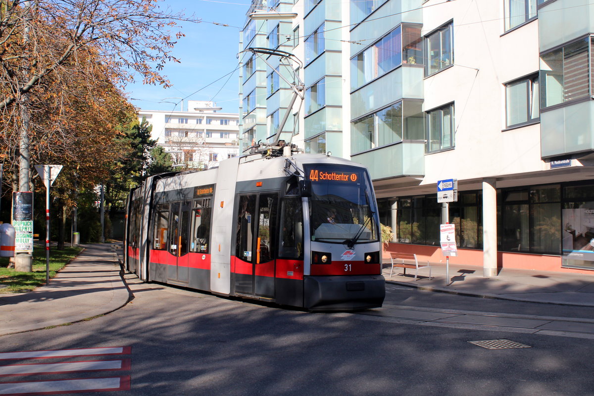 Wien Wiener Linien SL 44 (A 31) XVI, Ottakring, Montlearstraße / Thaliastraße am 14. Oktober 2017.