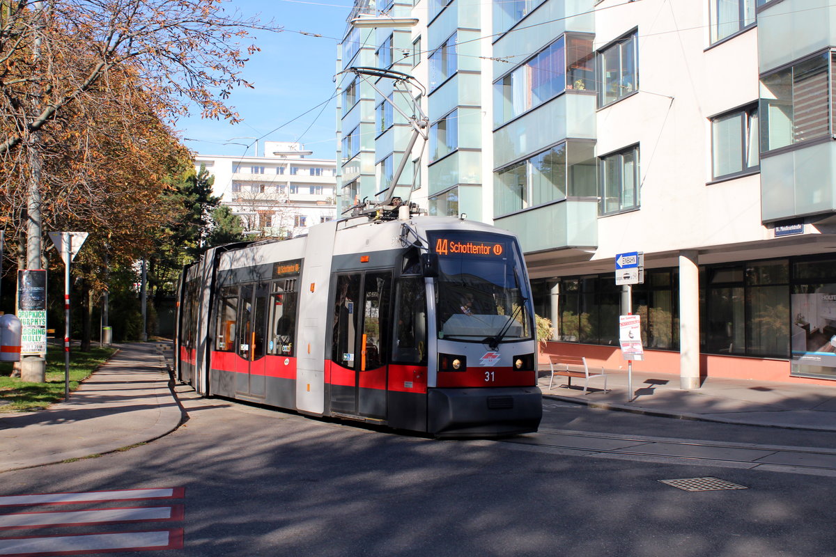 Wien Wiener Linien SL 44 (A 31) XVI, Ottakring, Montlearstraße / Thaliastraße am 14. Oktober 2017.
