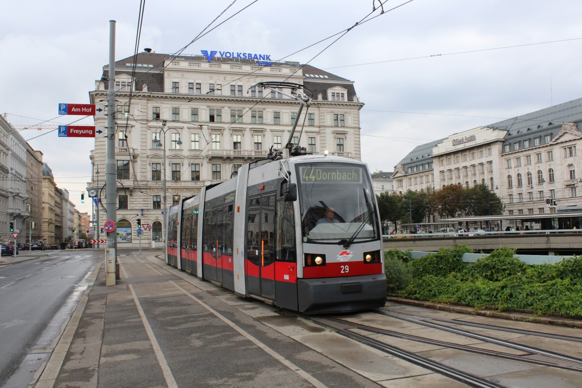 Wien Wiener Linien SL 44 (A 29) Schottentor am 11. Juli 2014.