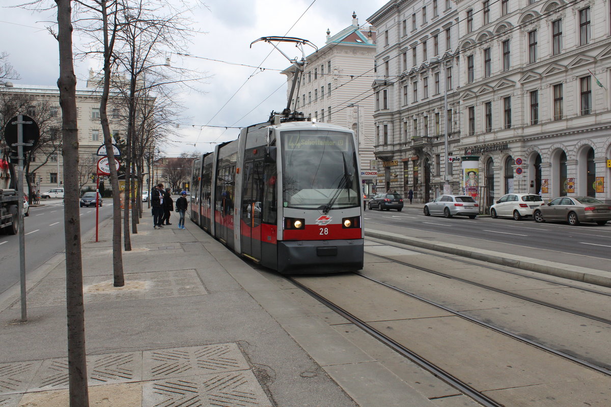 Wien Wiener Linien SL 44 (A 28) Universitätsstraße (Hst. Landesgerichtsstraße) am 16. Februar 2016.