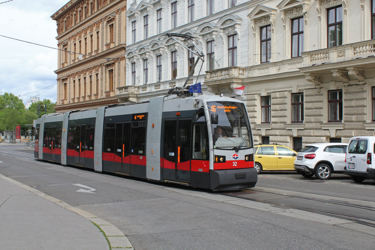 Wien Wiener Linien SL 46 (A 32) I, Innere Stadt, Schmerlingplatz am 9. Mai 2019.