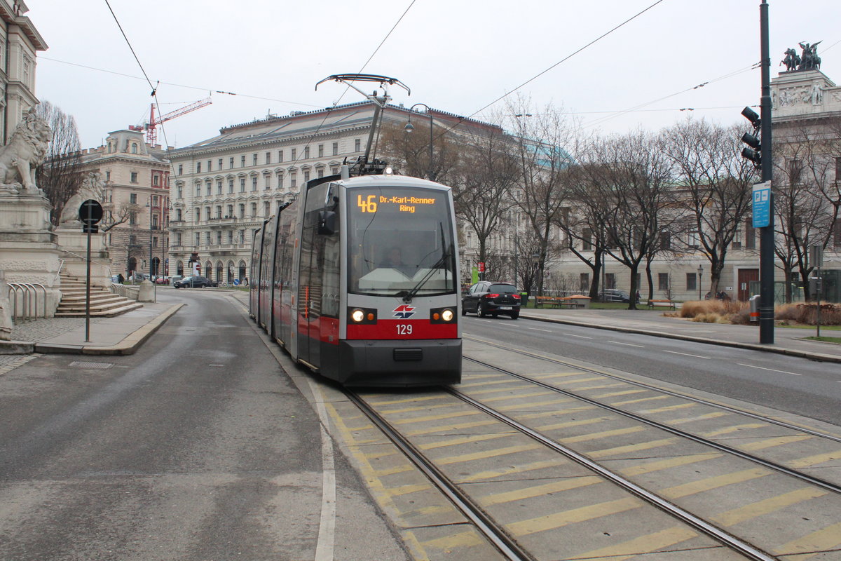 Wien Wiener Linien SL 46 (A1 129) Innere Stadt (1. Bezirk), Schmerlingplatz am 19. Februar 2016. - Anton Ritter von Schmerling, der von 1805 bis 1893 lebte, war Jurist; in den Jahren 1849 bis 1851 war er Justizminister und 1860 - 1866 war er Ministerpräsident. - Links im Bild gibt es einen kleinen Teil des Justizpalastes, während ein kleiner Teil des vom dänisch-österreichischen Architekten Theophil Eduard Freiherr von Hansen erbauten Parlamentes rechts im Bild zu sehen ist.