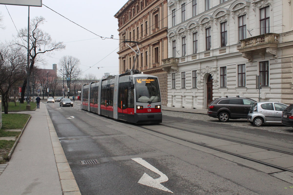 Wien Wiener Linien SL 46 (A1 129) Innere Stadt (1. Bezirk), Schmerlingplatz am 19. Februar 2016. - Im Hintergrund ragt die Minoritenkirche mit dem 65 m hohen Glockenturm über die umgehenden Häuser hinaus. Diese Kirche wurde im 14. Jahrhundert als gotische Hallenkirche errichtet, 1784 - 1789 wurde sie in eine Barockkirche umgebaut.