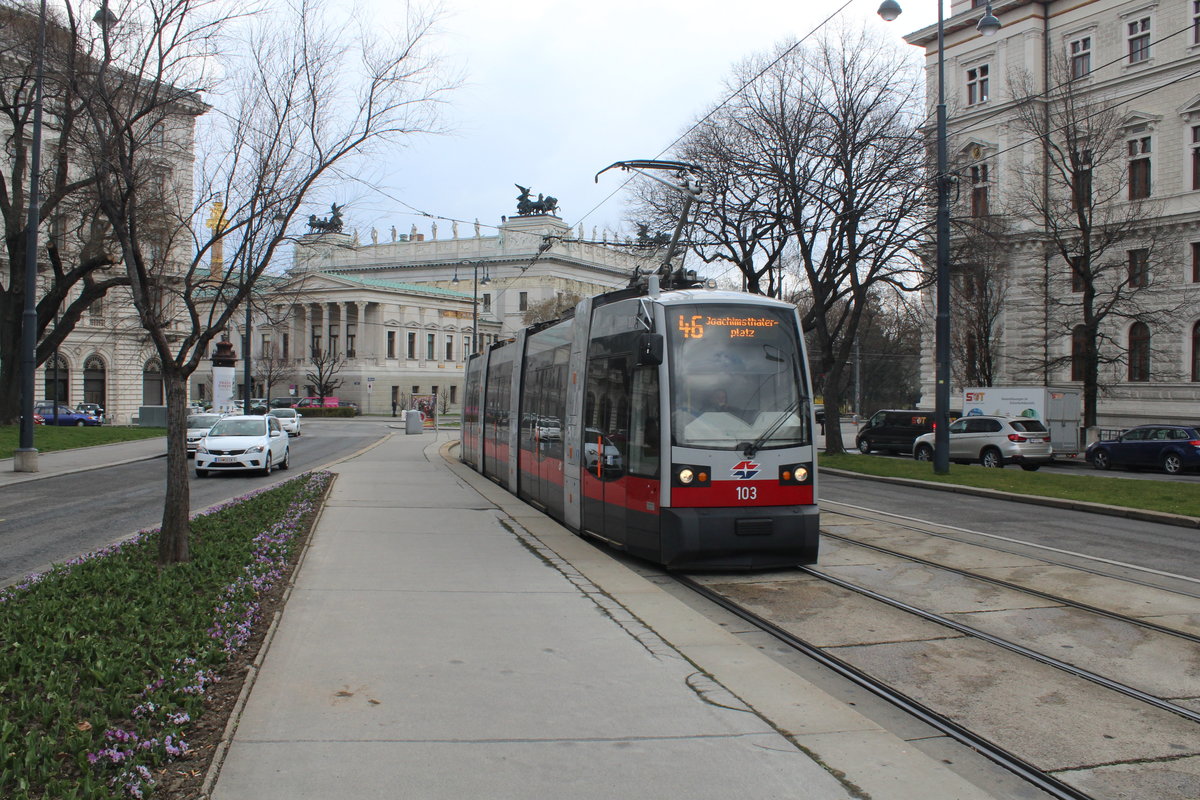 Wien Wiener Linien SL 46 (A1 103) Innere Stadt (1. Bezirk), Schmerlingplatz am 24. März 2016. - Im Hintergrund sieht man das Parlamentsgebäude, das Theophil von Hansen 1873 - 1883 als Reichsratsgebäude erbaute.