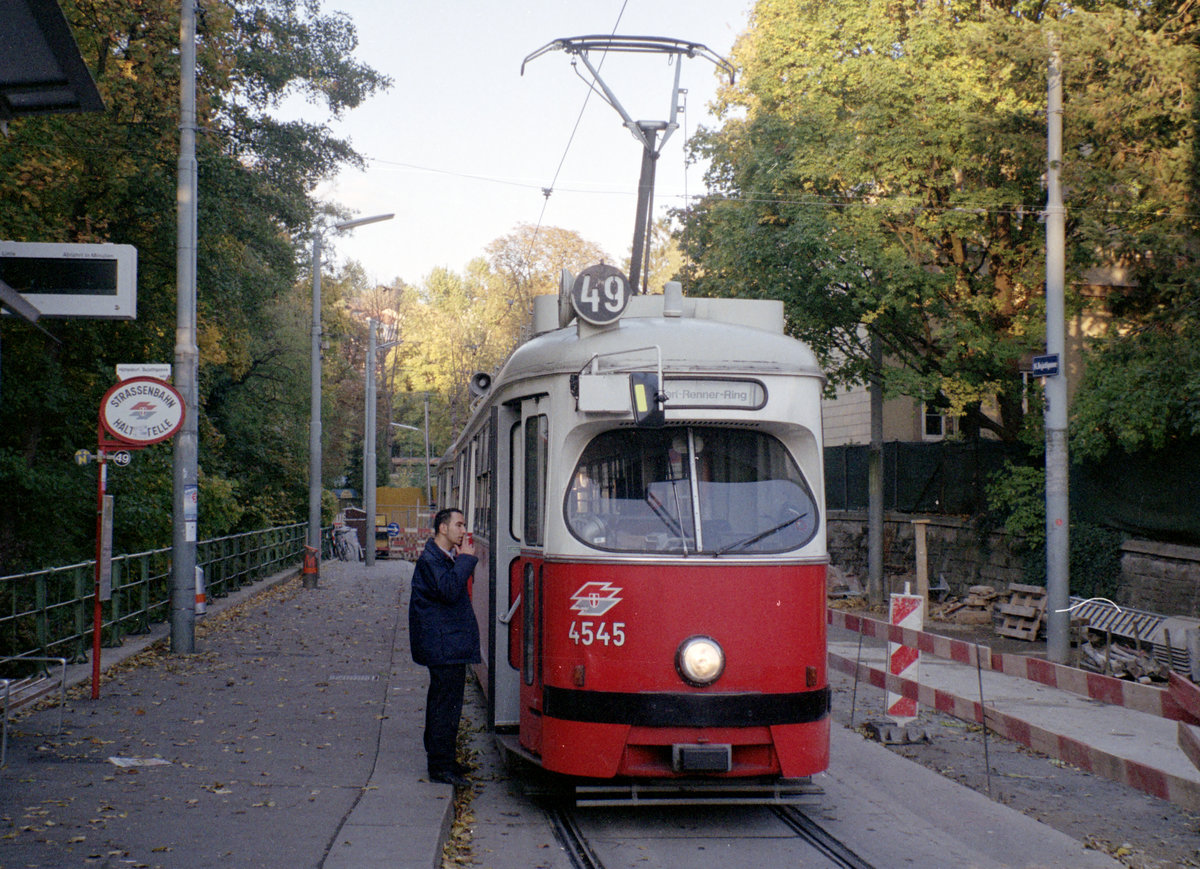 Wien Wiener Linien SL 49 (E1 4545) XIV, Penzing, Hütteldorf, Bujattigasse (Endstation) am 20. Oktober 2010. - Scan von einem Farbnegativ. Film: Fuji S200. Kamera: Leica C2.