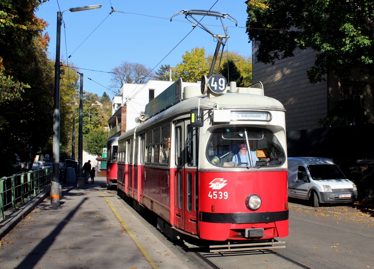 Wien Wiener Linien SL 49 (E1 4539 (Bombardier-Rotax 1974) + c4 1363 (Bombardier-Rotax 1976)) XIV, Penzing, Hütteldorf, Bujattigasse am 16. Oktober 2017.