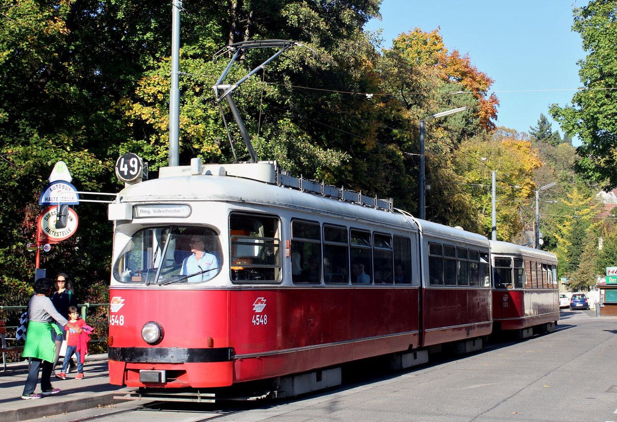 Wien Wiener Linien SL 49 (E1 4548 (Bombardier-Rotax 1975) + c4 1372 (Bombardier-Rotax 1977)) XIV, Penzing, Hütteldorf, Bujattigasse am 16. Oktober 2017.