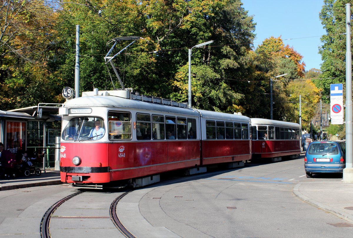 Wien Wiener Linien SL 49: Der Tw E1 4548 mit dem Bw c5 1372 verlässt am Nachmittag des 16. Oktober 2017 die Endstation Hütteldorf, Bujattigasse. 