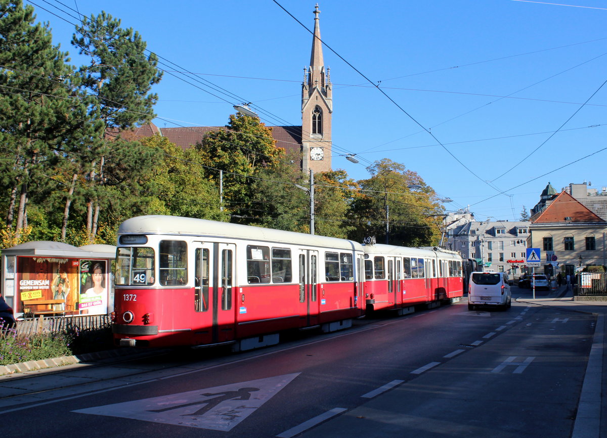 Wien Wiener Linien SL 49 (c4 1372 + E1 4548 (Bombardier-Rotax 1977 bzw. 1975)) XIV, Penzing, Hütteldorf, Linzer Straße am 16. Oktober 2017.
