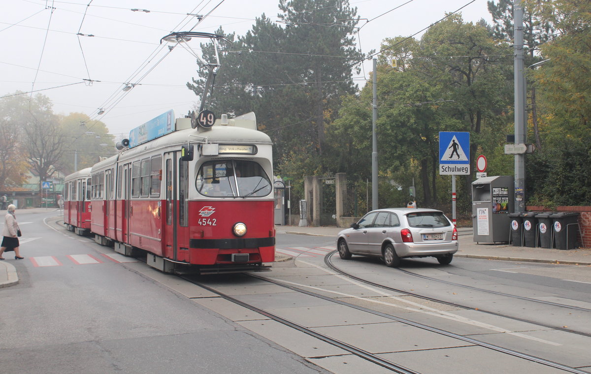 Wien Wiener Linien SL 49 (E1 4542 (Bombardier-Rotax 1975) + c4 13xx) XIV, Penzing, Hütteldorf, Linzer Straße am 20. Oktober 2017. 