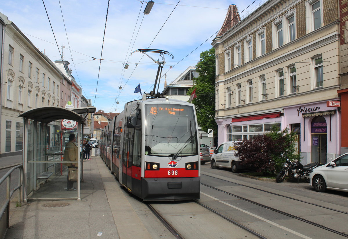 Wien Wiener Linien SL 49 (B 698) XIV, Penzing, Hütteldorf, Linzer Straße (Hst. Satzberggasse) am 12. Mai 2017.