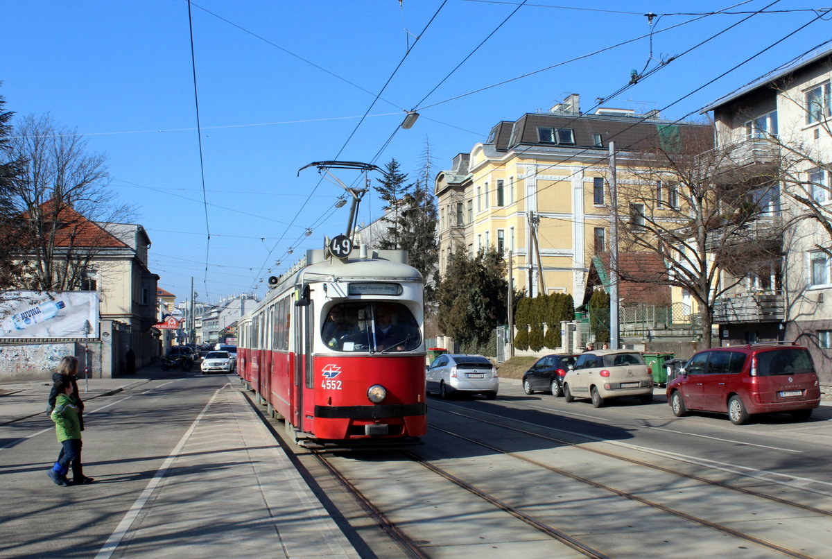 Wien Wiener Linien SL 49: Der E1 4552 mit einem Bw des Typs c4 erreicht am 15. Februar 2017 die Haltestelle Deutschordenstraße in der Linzer Straße (im 14. Bezirk Penzing).