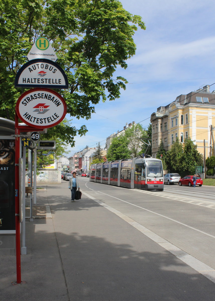 Wien Wiener Linien SL 49: Haltestelle Deutschordenstraße (in der Linzer Straße im 14. Bezirk Penzing) am 12. Mai 2017.