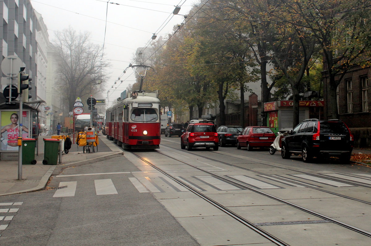 Wien Wiener Linien SL 49 (E1 4539 (Bomardier-Rotax 1974)) XIV, Penzing, Hütteldorfer Straße (Hst. Hütteldorfer Straße / Lützowgasse) am 20. Oktober 2017.