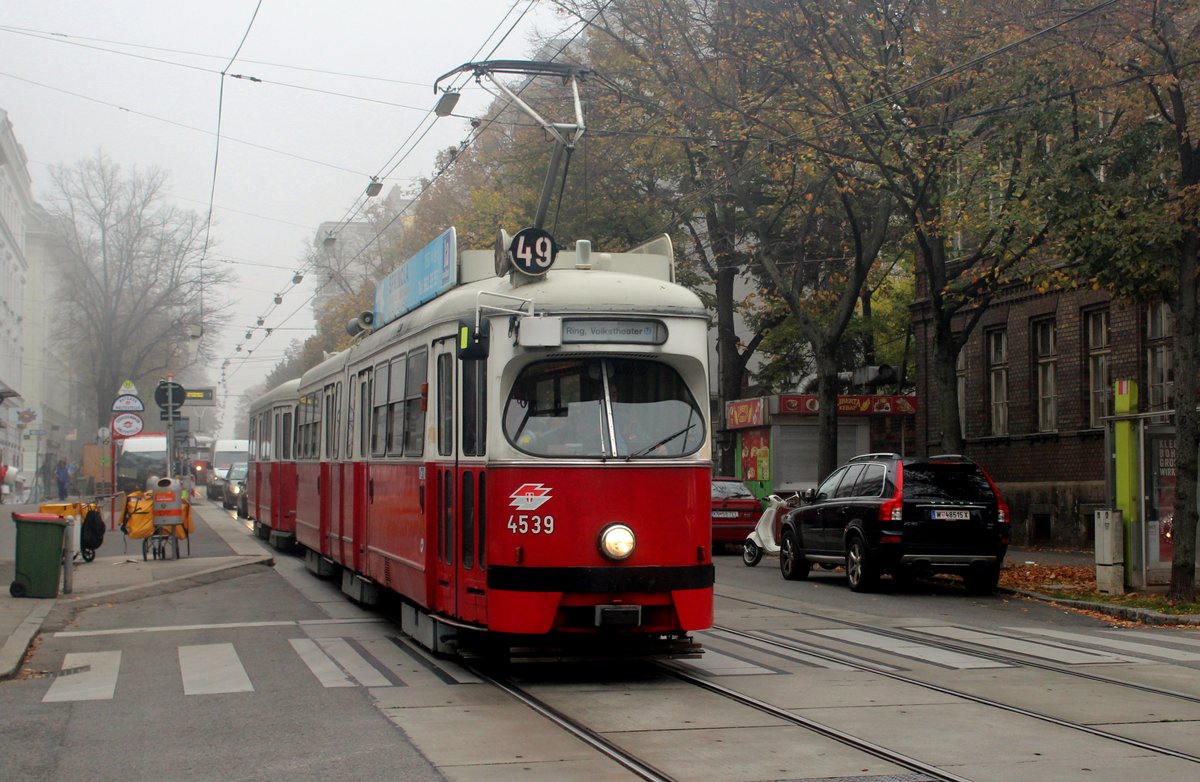 Wien Wiener Linien SL 49 (E1 4539 (Bombardier-Rotax 1974)) XIV, Penzing, Hütteldorfer Straße / Lützowgasse am 20. Oktober 2017.