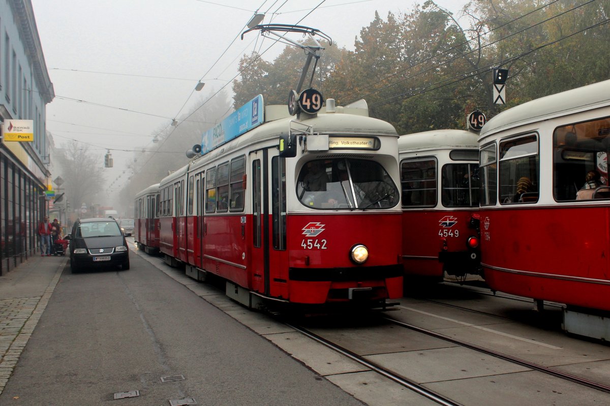 Wien Wiener Linien SL 49 (E1 4542 + c4 13** / E1 4549 + c4 1364) XIV, Penzing, Hütteldorfer Straße / Lützowgasse am 20. Oktober 2017.