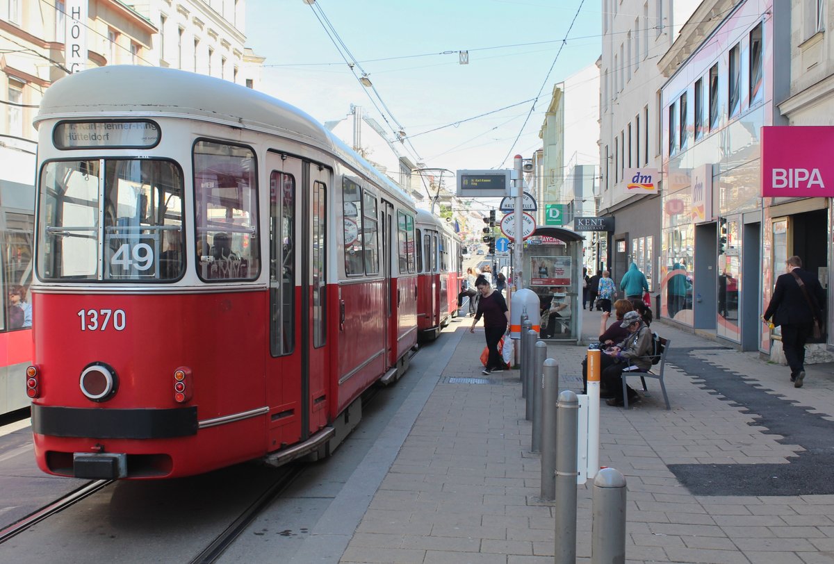 Wien Wiener Linien SL 49 (c4 1370 (Bombardier-Rotax 1977) + E1) XIV Penzing, Hütteldorfer Straße / Reinlgasse (Hst. Hütteldorfer Straße) am 11. Mai 2017.