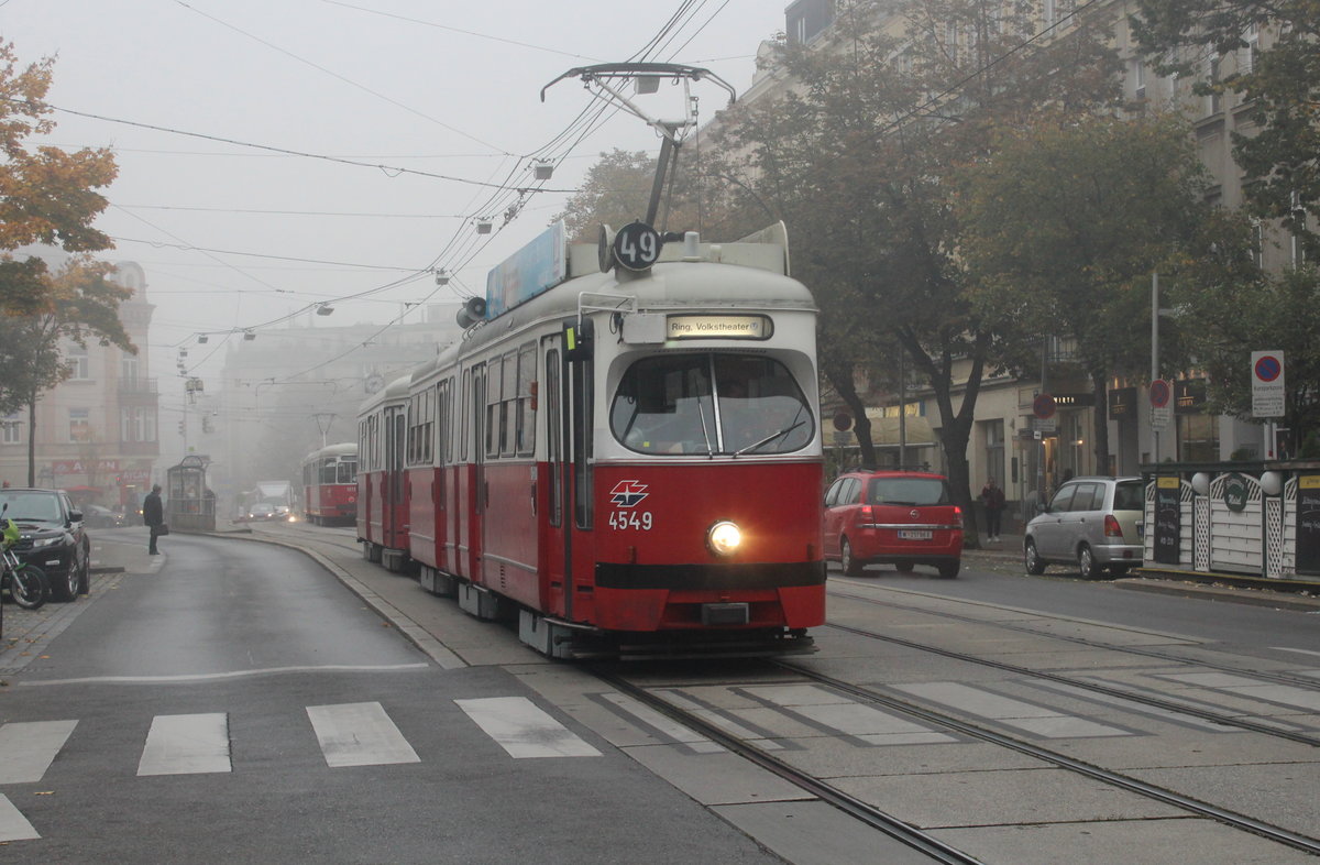 Wien Wiener Linien SL 49 (E1 4549 + c4 1364 (Bombardier-Rotax 1975 bzw. 1976)) XV, Rudolfsheim-Fünfhaus, Hütteldorfer Straße / Wurmsergasse am 20. Oktober 2017.