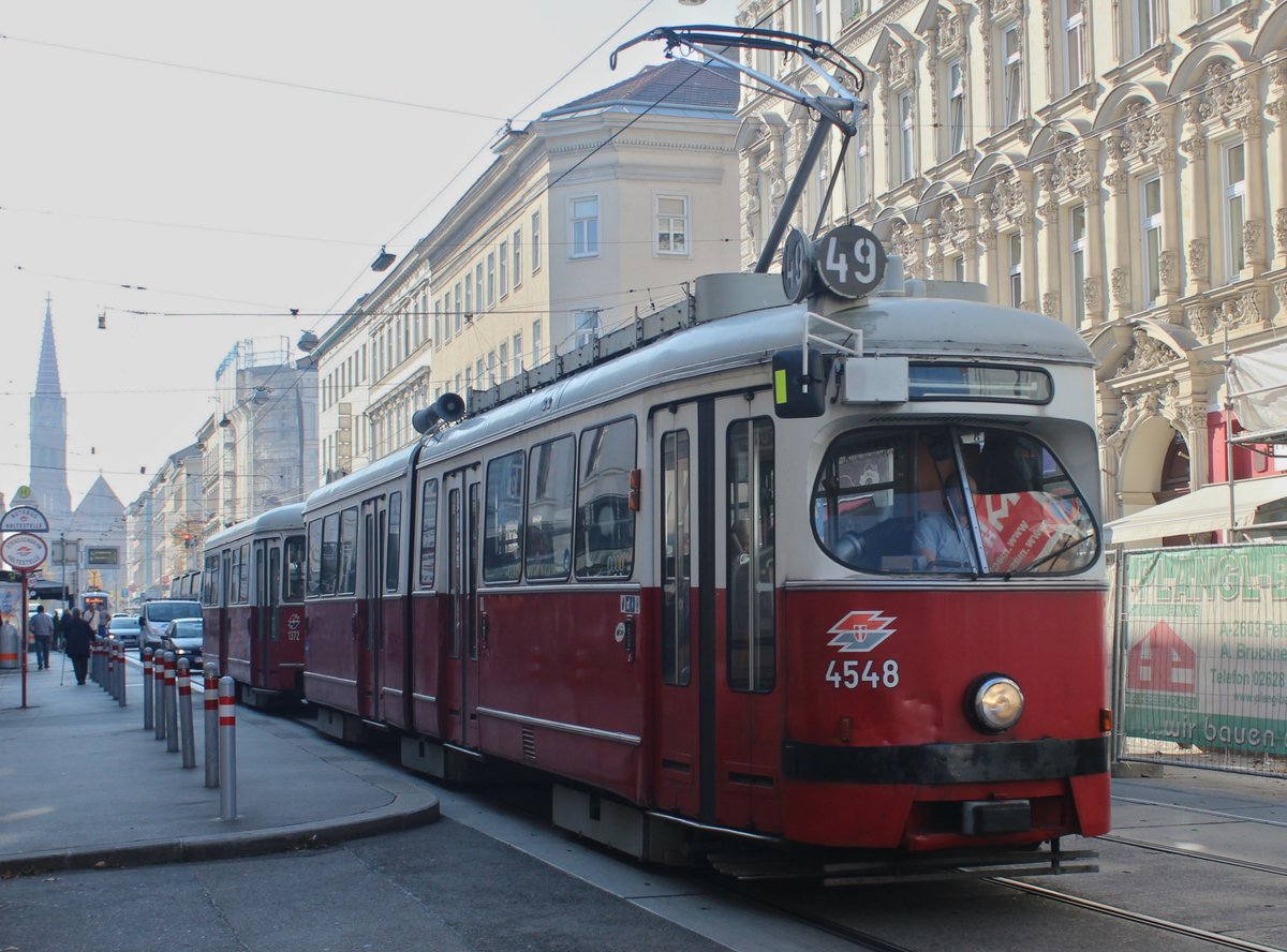 Wien Wiener Linien SL 49: Am Nachmittag des 17. Oktober 2017 verlässt der E1 4548 mit dem c4 1372 die Haltestelle Schweglerstraße in der Märzstraße (im 15. Stadtbezirk Rudolfsheim-Fünfhaus). - Hersteller der Straßenbahnfahrzeuge: Bombardier-Rotax, vorm. Lohnerwerke, in Wien-Floridsdorf. Baujahre: 1975 bzw. 1977.