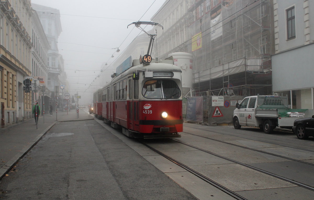 Wien Wiener Linien SL 49: Am Morgen des 20. Oktober 2017 hat der E1 4539 mit dem c4 1363 die Haltestelle Schweglerstraße in der Märzstraße (im 15. Stadtbezirk Rudolfsheim-Fünfhaus) gerade verlassen.