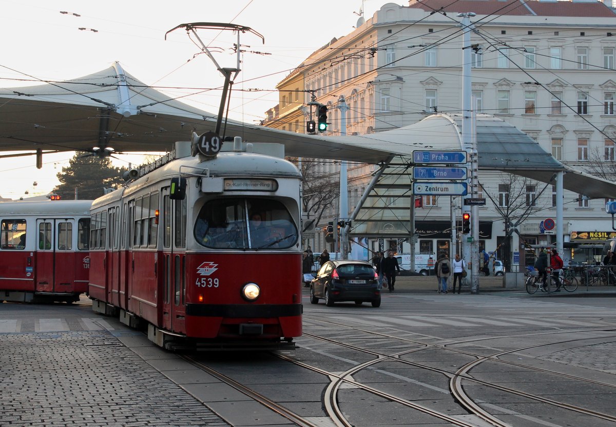 Wien Wiener Linien SL 49 (E1 4539 + c4 1369 (Bombardier-Rotax 1974 bzw. 1977)) VII, Neubau, Urban-Loritz-Platz / Neubaugürtel am 14. Feber / Februar 2017.