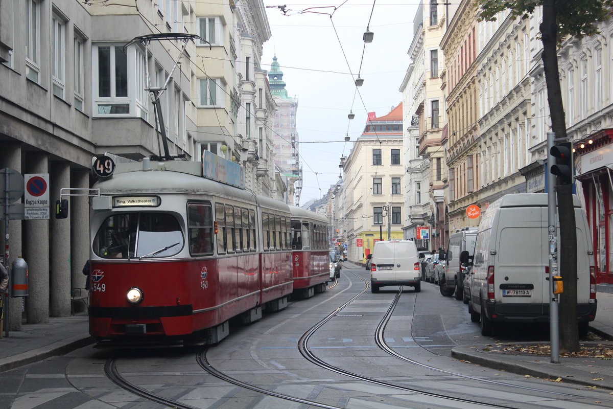 Wien Wiener Linien SL 49 (E1 4549 + c4 1364 (Bombardier-Rotax 1975 bzw. 1976)) VII, Neubau, Westbahnstraße / Neubaugasse am 19. Oktober 2017.