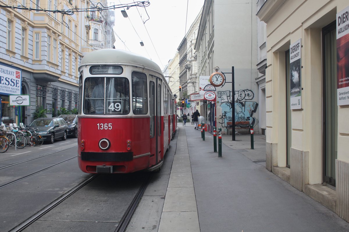 Wien Wiener Linien SL 49 (c4 1365 + E1 4542 (Bombardier-Rotax 1976 bzw. 1975)) VII, Neubau, Westbahnstraße (Hst. Westbahnstraße / Kaiserstraße) am 19. Oktober 2017.