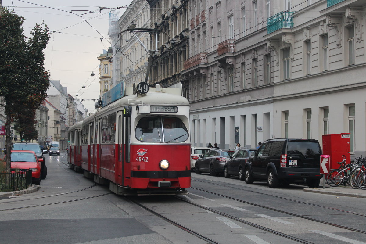 Wien Wiener Linien SL 49 (E2 4542 + c4 1365 (Bombardier-Rotax 1975 bzw. 1976)) VII, Neubau, Westbahnstraße / Urban-Loritz-Platz am 19. Oktober 2017.