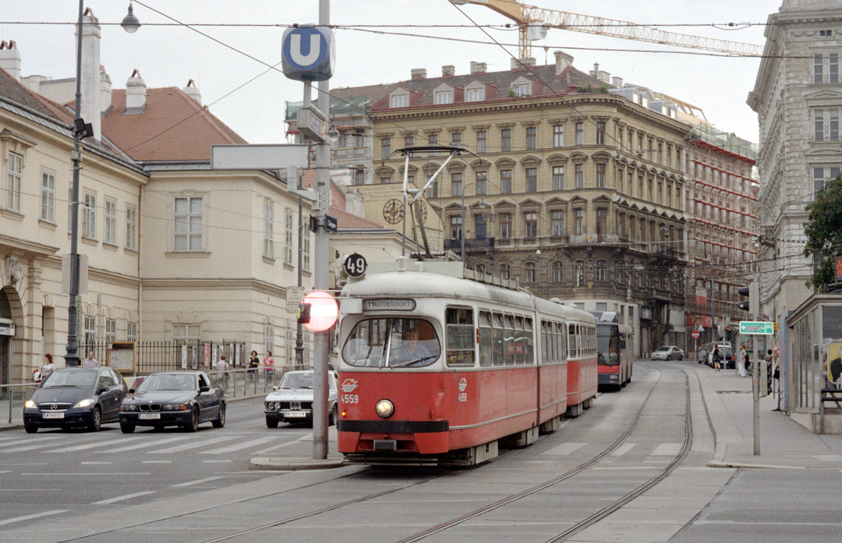 Wien Wiener Linien SL 49 (E1 4559) VII, Neubau, Burggasse / Volkstheater am 5. August 2010. - Scan eines Farbnegativs. Film: Kodak FB 200-7. Kamera: Leica C2.