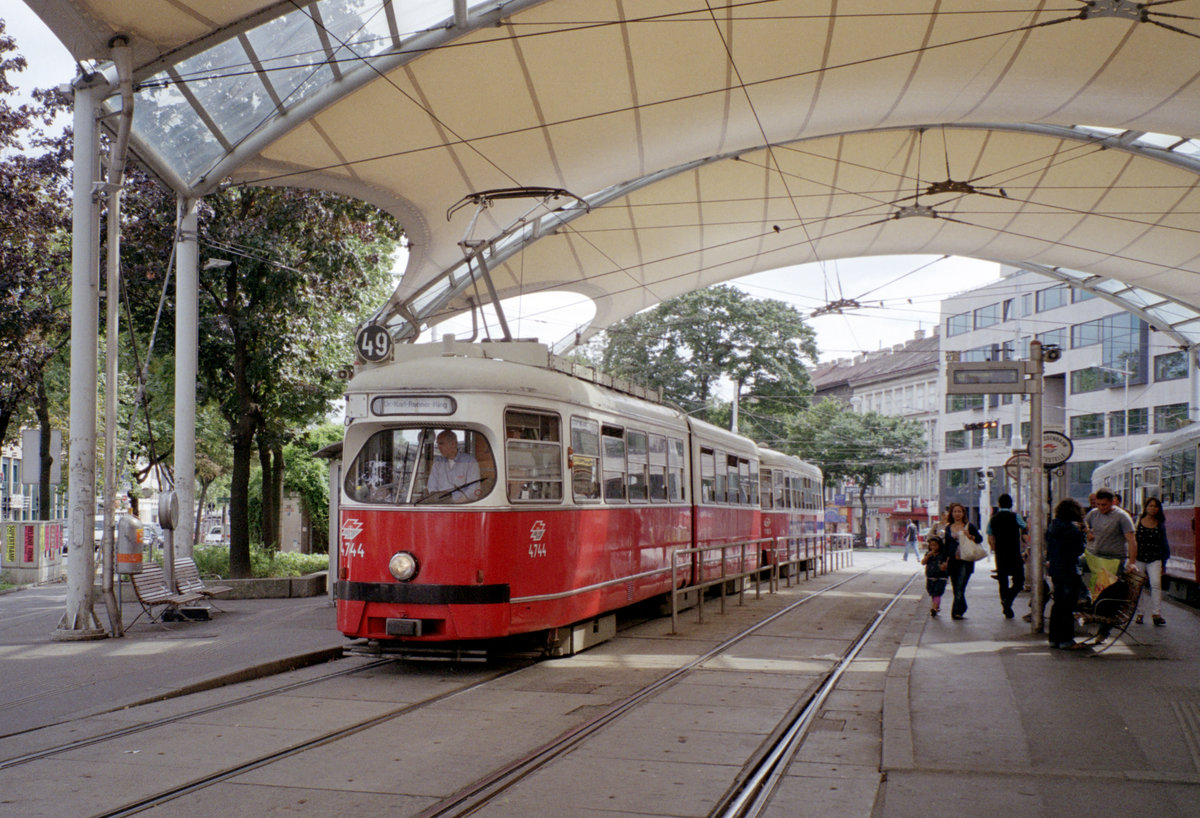 Wien Wiener Linien SL 49 (E1 4744 + c3 1183) Neubaugürtel (Hst. Urban-Loritz-Platz) am 6. August 2010. - Scan eines Farbnegativs. Film: Fuji S-200. Kamera: Leica C2.