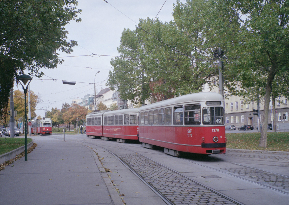 Wien Wiener Linien SL 49 (c4 1370 + E1 4549) XV, Rudolfsheim-Fünfhaus / VII, Neubau, Neubaugürtel / Westbahnhof am 19. Oktober 2010. - Scan eines Farbnegativs. Film: Fuji S-200. Kamera: Leica C2.