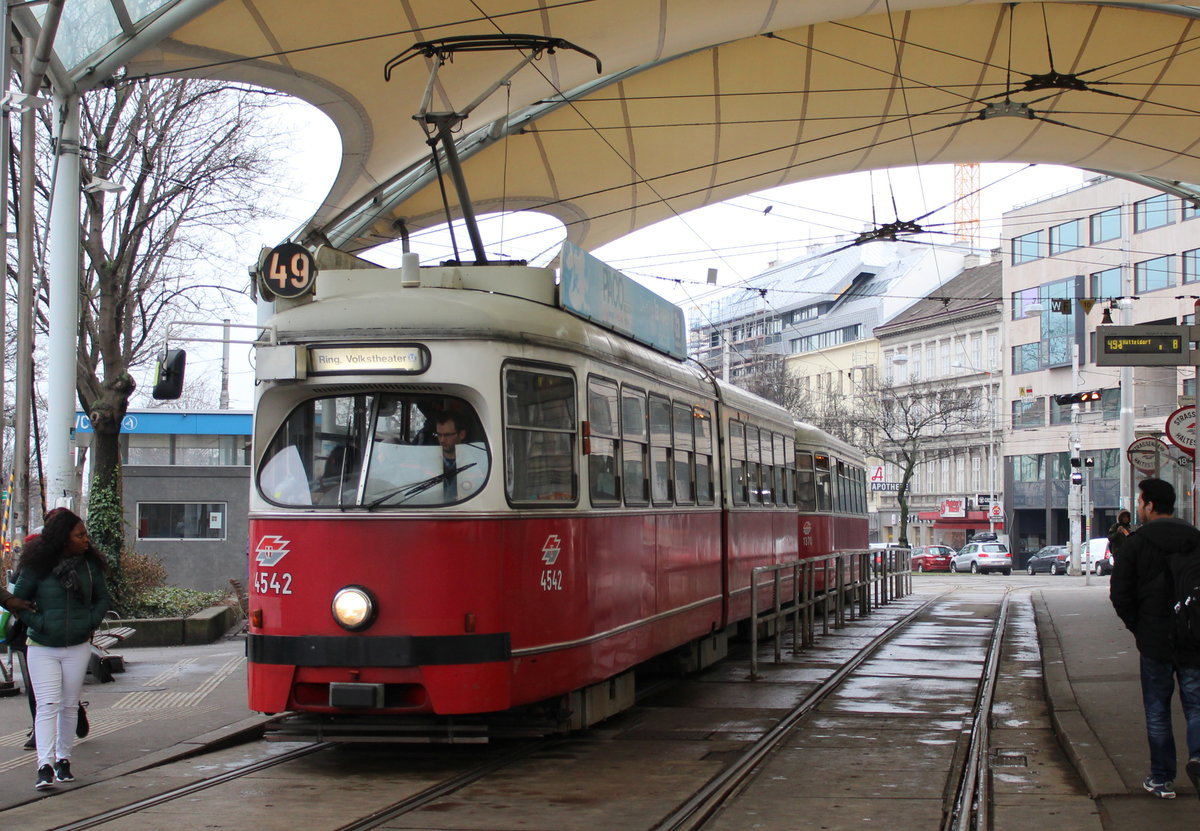 Wien Wiener Linien SL 49 (E1 4542 + c4 1370) Neubaugürtel (Hst. Urban-Loritz-Platz) am 16. März 2018.
