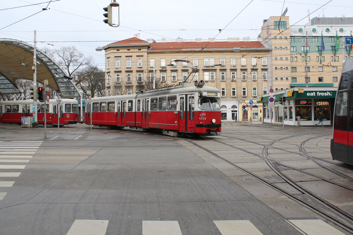 Wien Wiener Linien SL 49 (E1 4540 + c4 1360) XV, Rudolfsheim-Fünfhaus, Neubaugürtel / Märzstraße am 16. März 2018.
