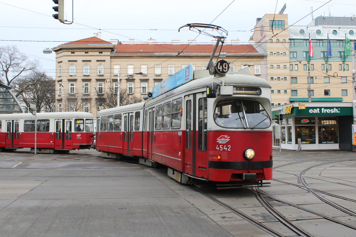 Wien Wiener Linien SL 49 (E1 4542 + c4 1370) XV, Rudolfsheim-Fünfhaus, Neubaugürtel / Märzstraße am 16. März 2018.