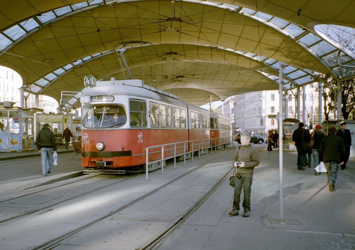 Wien Wiener Linien SL 49 (E1 4731 + c3 1215) Neubaugürtel (Hst. Urban-Loritz-Platz) am 22. Oktober 2010. - Mein damals 12jähriger Sohn Stefan hatte sich aufgestellt, um den nächsten aus Hütteldorf ankommenden Zug der Linie 49 fotografieren zu können. - Scan eines Farbnegativs. Film: Kodak Advantix 200-2. Kamera: Leica C2.
