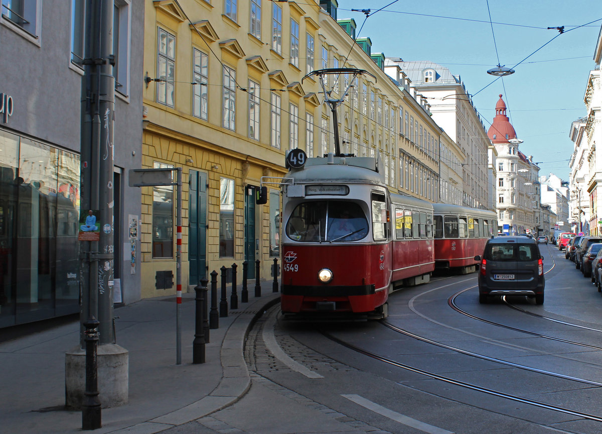 Wien Wiener Linien SL 49 (E1 4549 + c4 1357) VII, Neubau, Siebensterngasse / Breite Gasse am 19. April 2018.