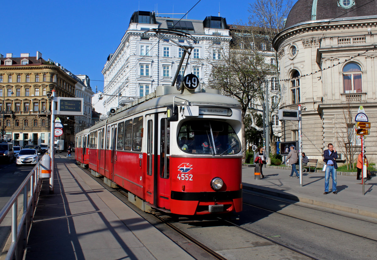 Wien Wiener Linien SL 49 (E1 4552) VII, Burggasse / Volkstheater / Museumsplatz (Hst. Volkstheater) am 19. April 2018.