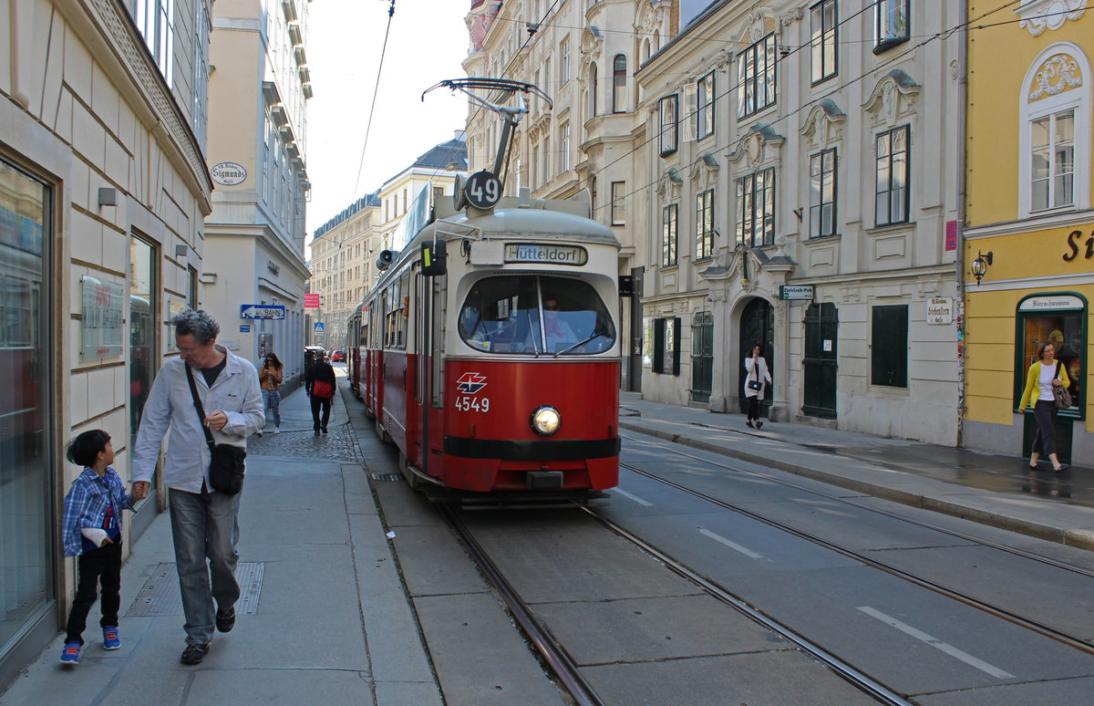 Wien Wiener Linien SL 49 (E1 4549 + c4 1357) VII, Neubau, Siebensterngasse / Sigmundsgasse am 19. April 2018.