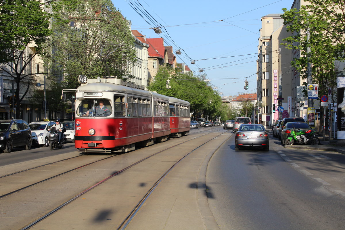 Wien Wiener Linien SL 49 (E1 4552 + c4 1359) XV, Rudolfsheim-Fünfhaus, Hütteldorfer Straße / Wurmsergasse am 19. April 2018.
